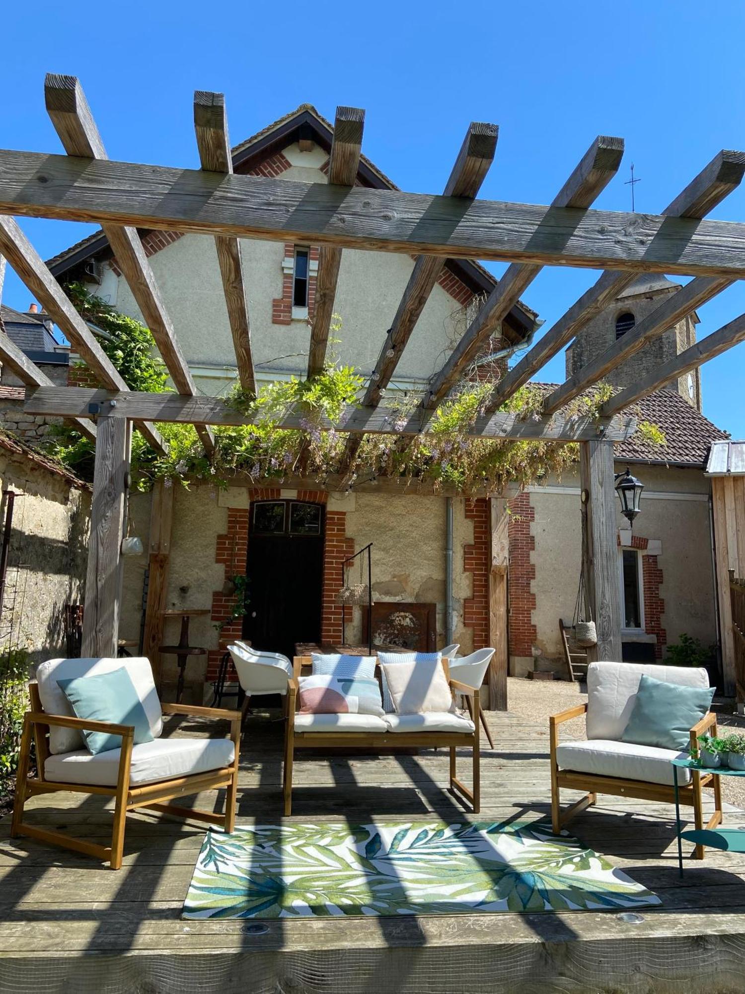 Pool House-L'Hirondelle De Sermizelles- Grand Jardin, Calme Et Nature Aux Portes Du Morvan Exterior photo